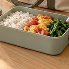 示例餐食配图：米饭、番茄炒蛋和青菜便当（服务流程情景演示）