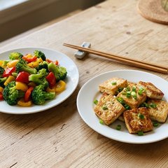 示例餐食配图：西兰花炒彩椒和煎豆腐（服务流程情景演示）
