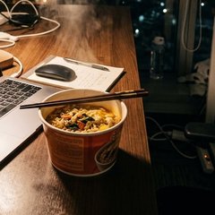 示例配图：加班夜里办公桌上的一碗泡面（服务流程情景演示）