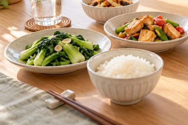 家常中餐：炒青菜、彩椒炒肉和一碗米饭